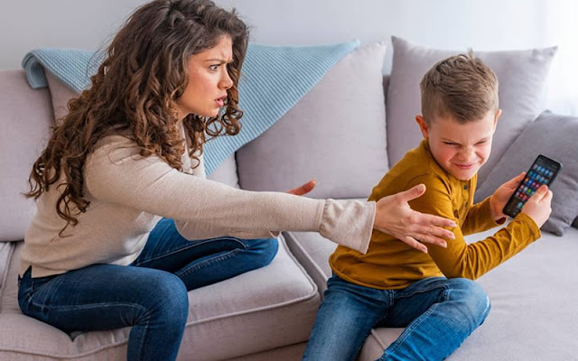 Mãe e filho juntos, ilustrando o tema do diagnóstico de dependência de telas